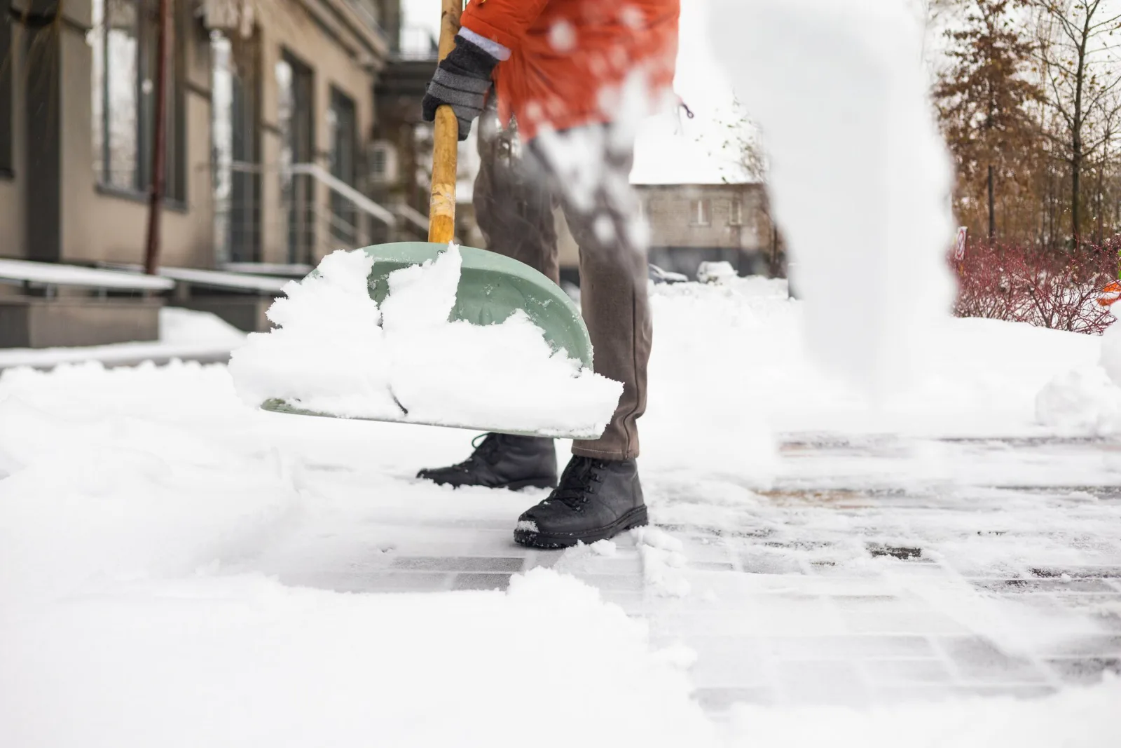 Geräumter und gestreuter Gehweg im Winterdienst